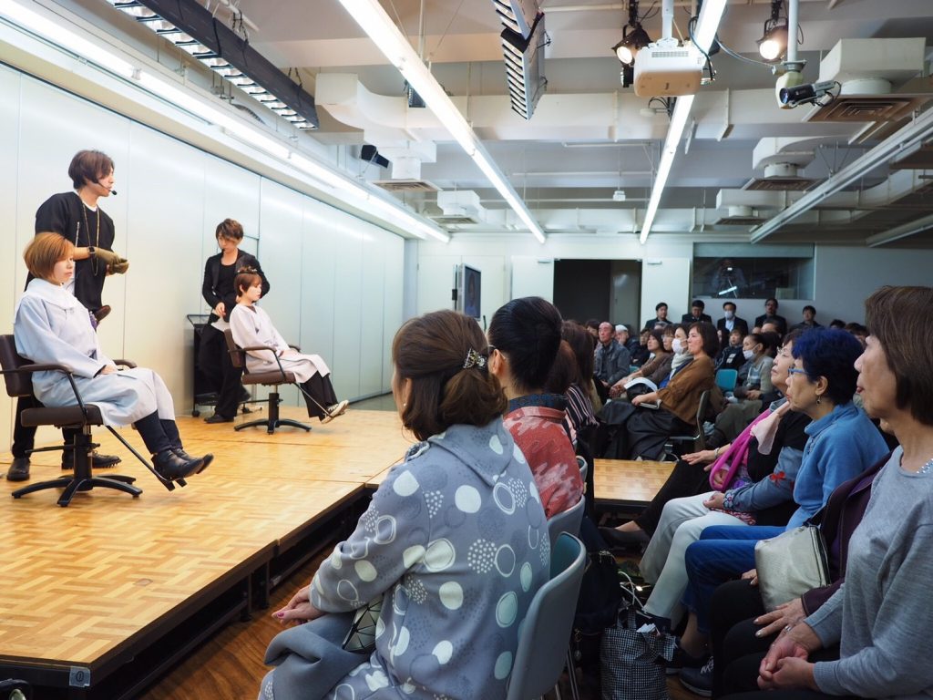 美容組合のステージに。